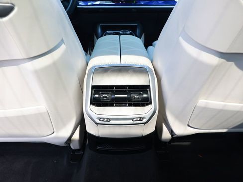 Used 2023 BMW 740i w/ Luxury Rear Seating Package RWD image 33