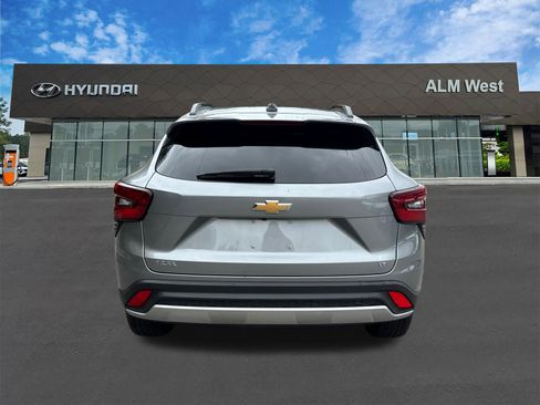 Used 2025 Chevrolet Trax LT w/ LT Convenience Package FWD image 6