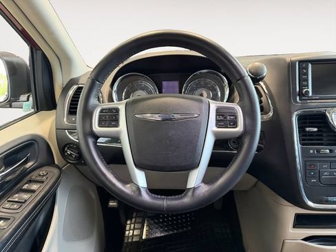 Used 2016 Chrysler Town & Country Touring FWD image 10