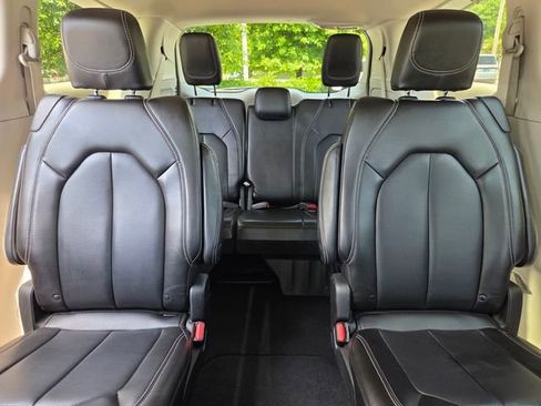 Used 2023 Chrysler Pacifica Touring-L FWD image 10