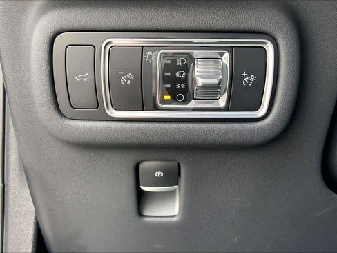 Used 2024 Lincoln Nautilus Premier image 32