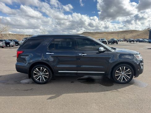 Used 2017 Ford Explorer Platinum image 4