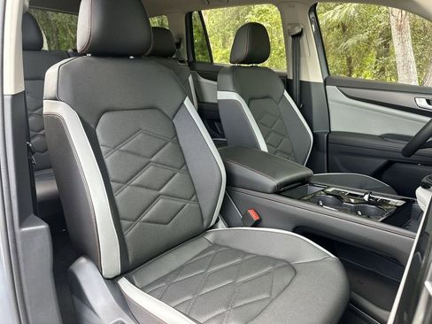 New 2025 Volkswagen Atlas Peak Edition SE image 27