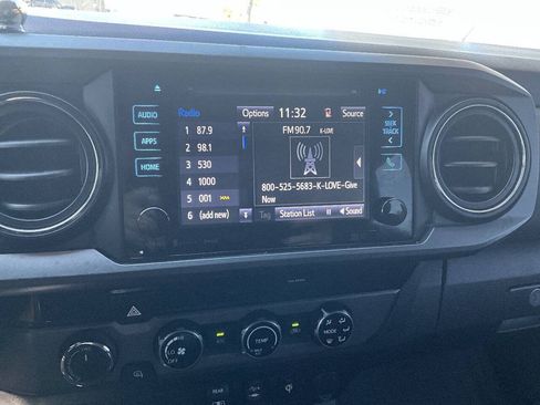Used 2018 Toyota Tacoma TRD Off-Road AWD/4WD image 13