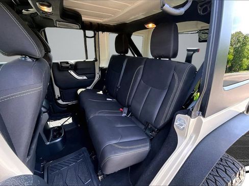 Used 2018 Jeep Wrangler Unlimited Rubicon w/ Connectivity Group AWD/4WD image 21