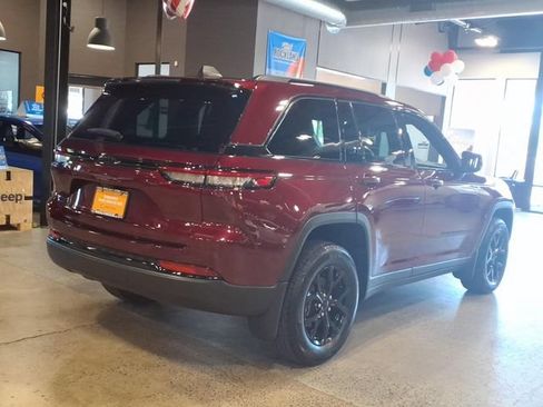 Used 2024 Jeep Grand Cherokee Altitude AWD/4WD image 6