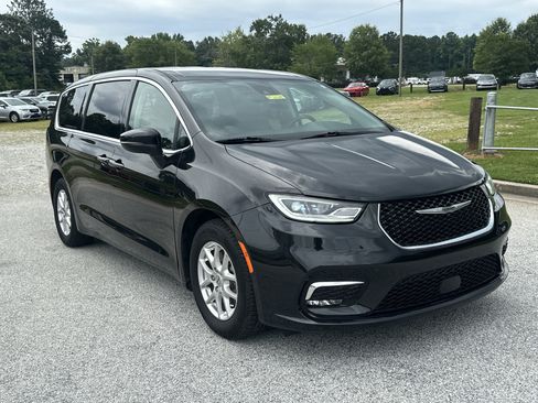 Used 2023 Chrysler Pacifica Touring-L FWD image 3