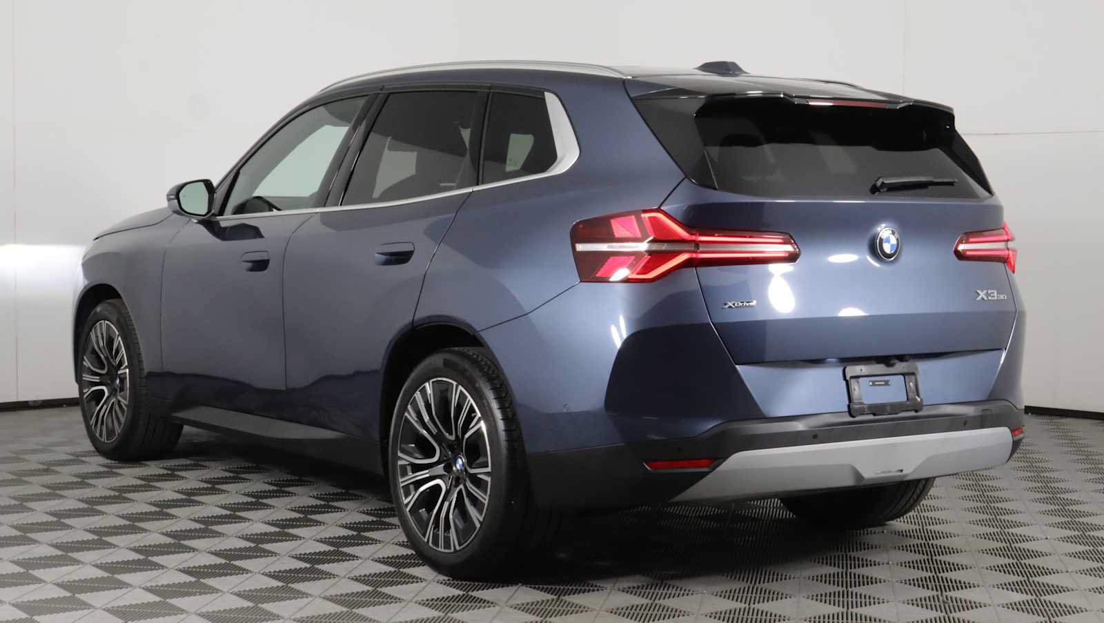 Used 2025 BMW X3 xDrive30i w/ Convenience Package AWD/4WD image 4