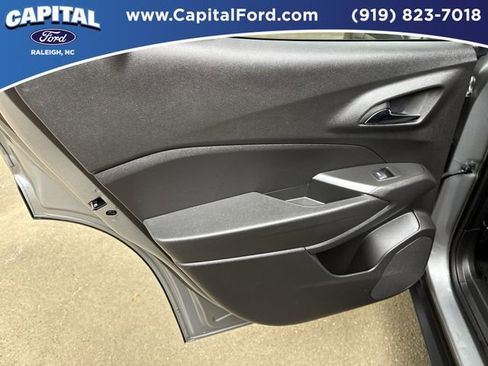 Used 2025 Chevrolet Trax LT w/ LT Convenience Package FWD image 17