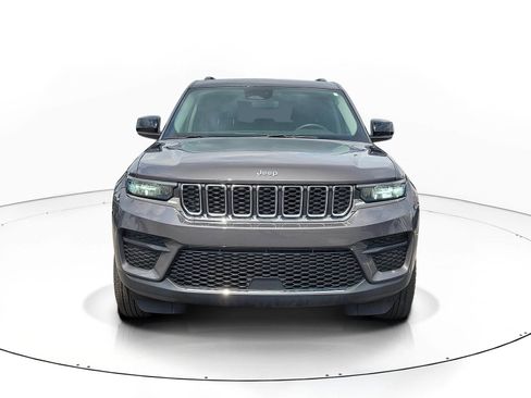 Used 2024 Jeep Grand Cherokee Laredo RWD image 3