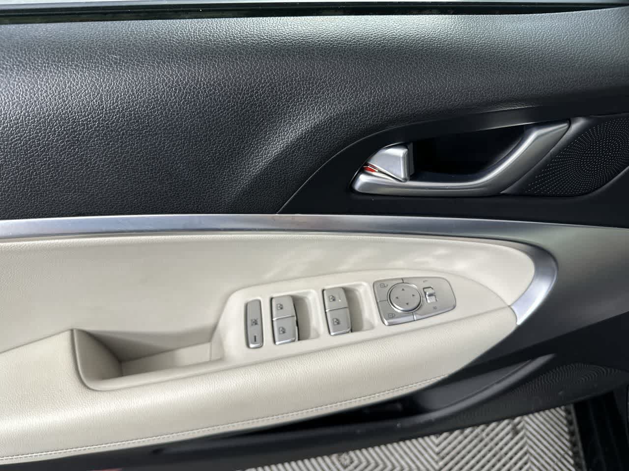 Used 2025 Genesis G70 2.5T RWD image 12