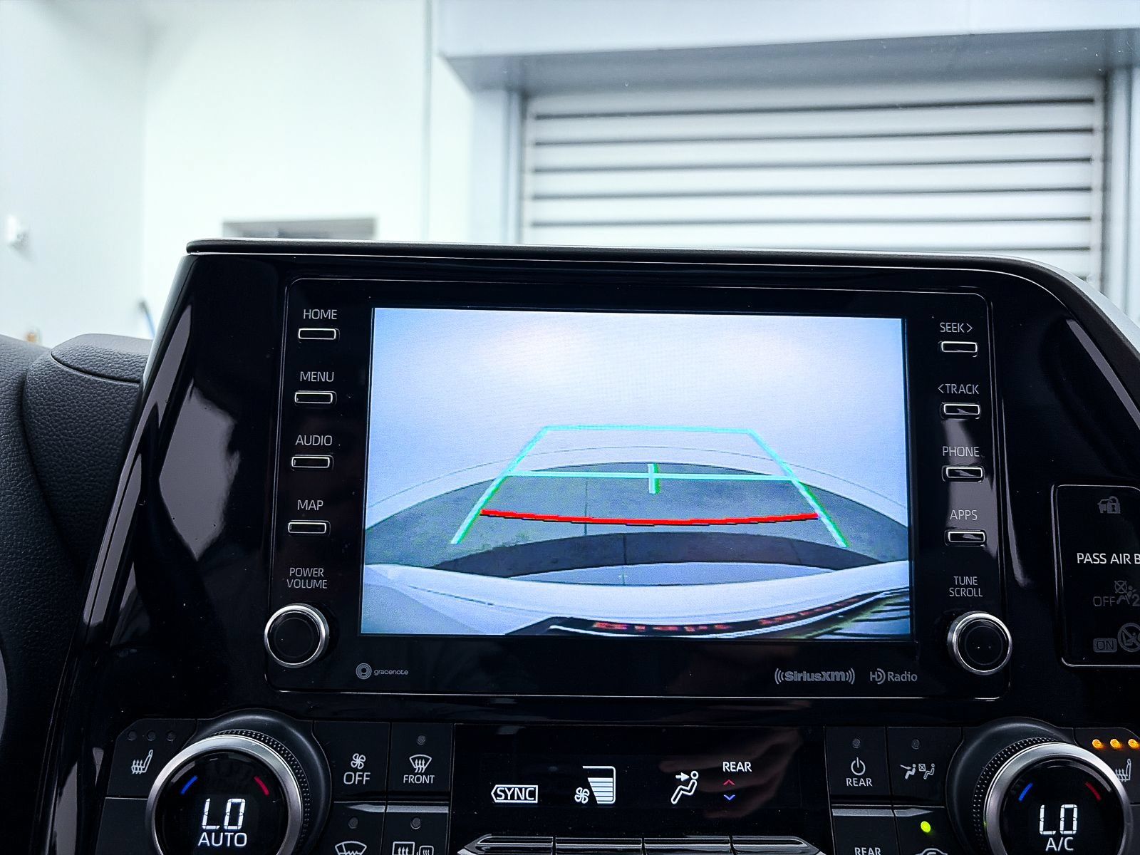 Used 2020 Toyota Highlander XLE AWD/4WD image 7