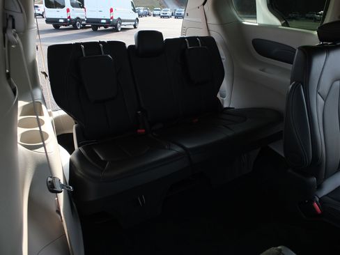 Used 2024 Chrysler Pacifica Touring-L image 15