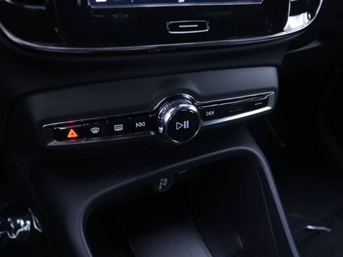 Certified 2024 Volvo XC40 B5 Core image 14