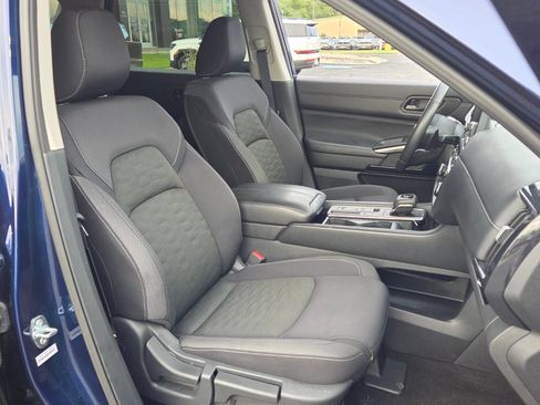 Used 2025 Nissan Pathfinder SV FWD image 16