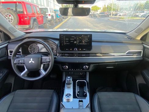 Used 2025 Mitsubishi Outlander SE FWD image 17