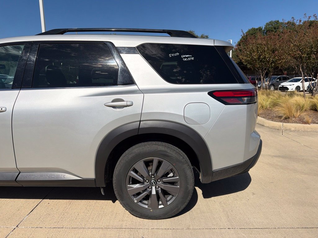 Used 2025 Nissan Pathfinder SV FWD image 3