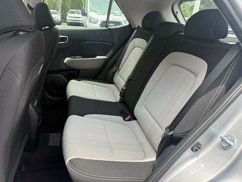 Used 2025 Hyundai Venue SEL FWD image 8