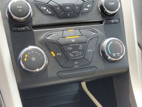 Used 2015 Ford Fusion SE FWD image 16