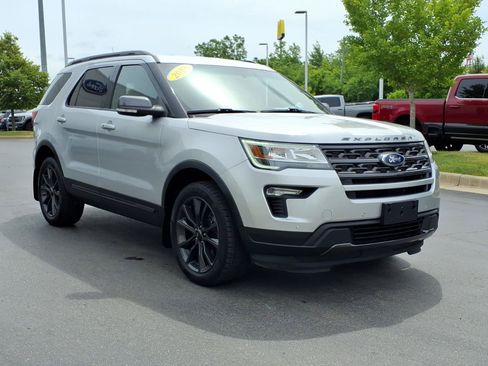Used 2018 Ford Explorer XLT w/ Equipment Group 202A AWD/4WD image 3
