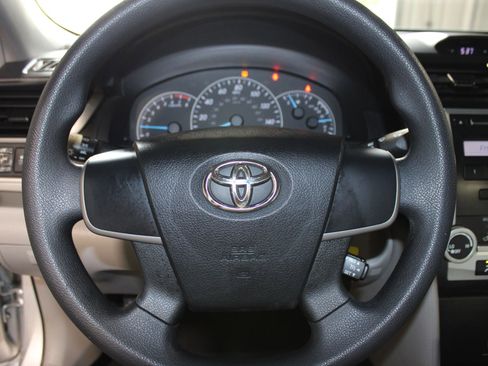 Used 2012 Toyota Camry L image 11