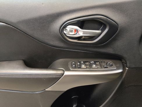 Used 2019 Jeep Cherokee Latitude w/ Cold Weather Group AWD/4WD image 27
