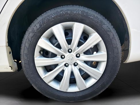 Used 2013 Toyota Corolla image 6