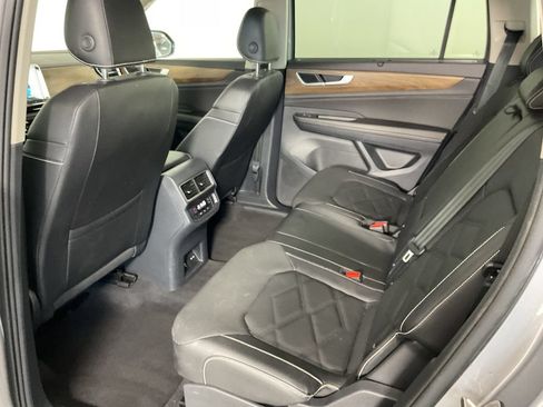 Used 2025 Volkswagen Atlas SE AWD/4WD image 19