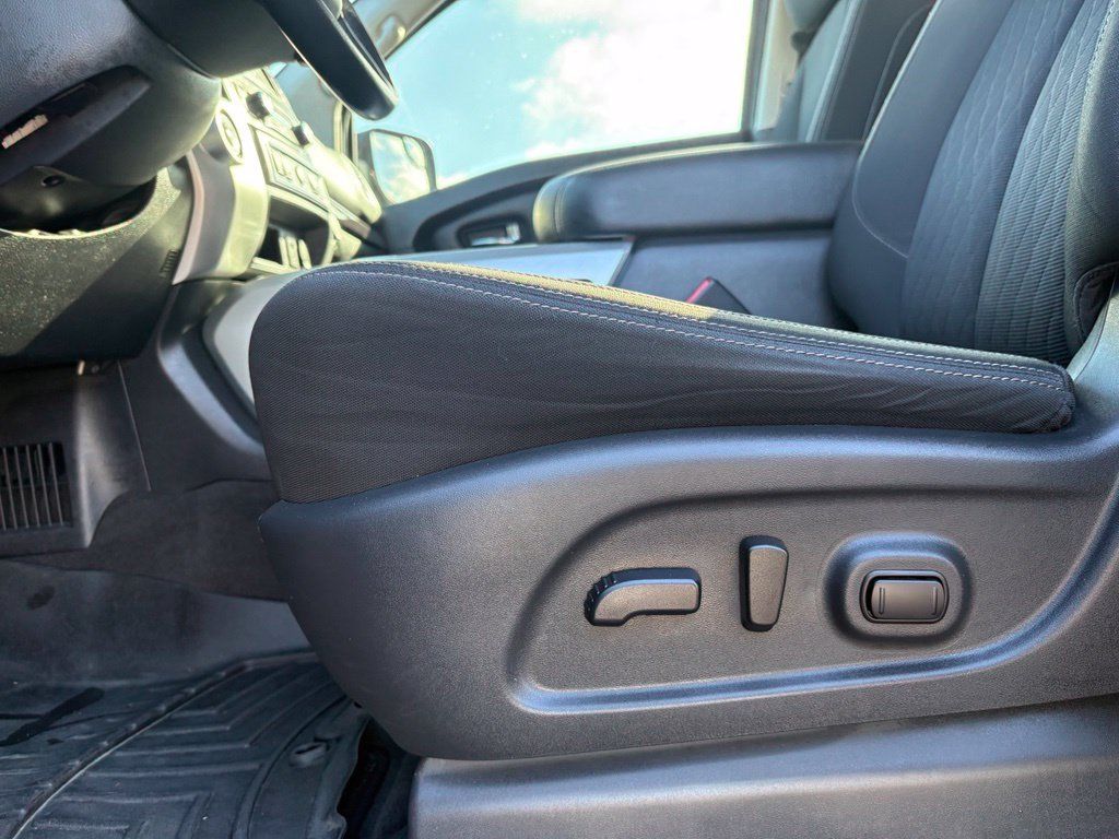 Used 2018 Nissan Titan SV w/ SV Convenience Package RWD image 10