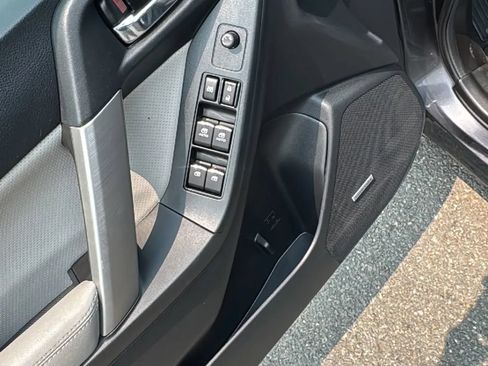 Used 2017 Subaru Forester 2.5i Limited AWD/4WD image 9