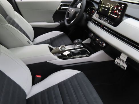 New 2025 Mitsubishi Outlander SE image 25