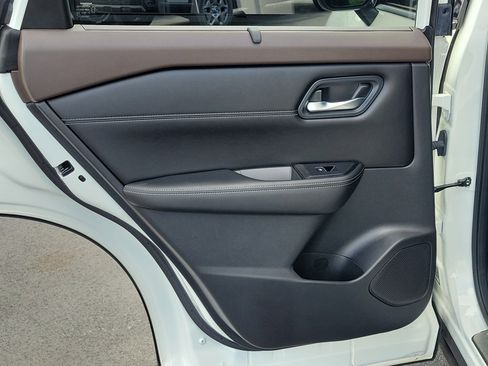 Used 2023 Nissan Rogue SL w/ SL Premium Package image 13