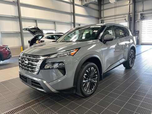 Used 2025 Nissan Rogue SL w/ Tech Package image 2