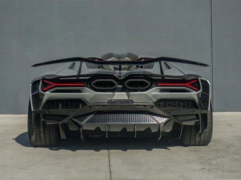 Used 2024 Lamborghini Revuelto image 11