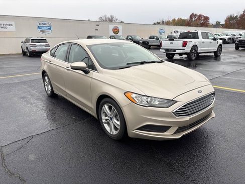 Used 2018 Ford Fusion SE w/ Fusion SE Technology Package image 3