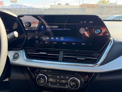 Used 2025 Chevrolet Trax LT w/ LT Convenience Package image 17