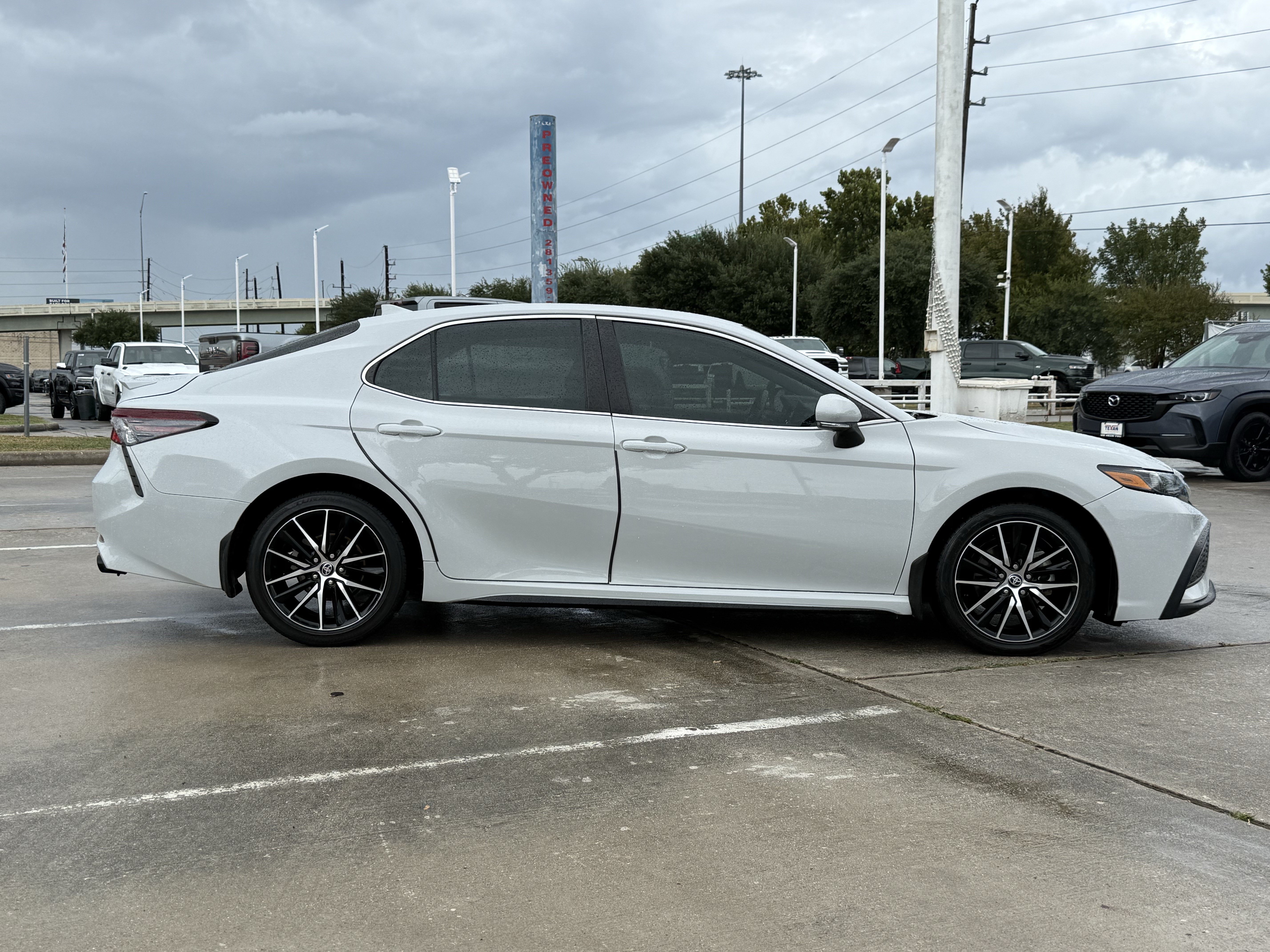 Used 2023 Toyota Camry SE FWD image 3