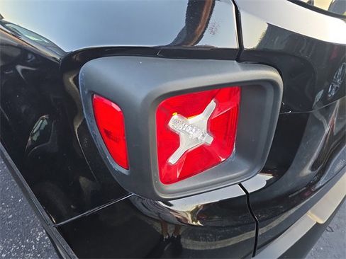 Used 2018 Jeep Renegade Latitude image 5