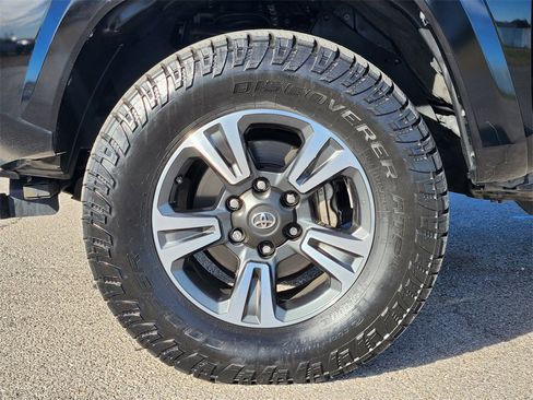 Used 2017 Toyota Tacoma TRD Sport image 12