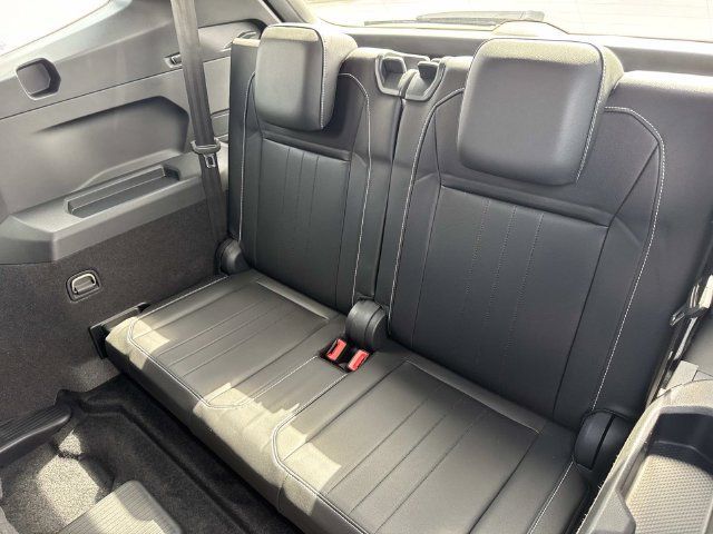 Certified 2023 Volkswagen Tiguan SE R-Line FWD image 27
