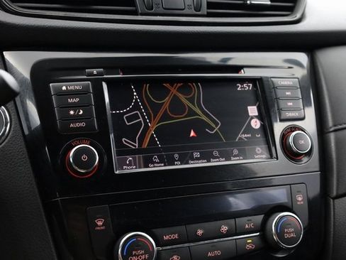 Used 2020 Nissan Rogue SV w/ Premium Package image 19