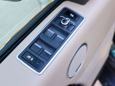 Used 2015 Land Rover Range Rover HSE image 14