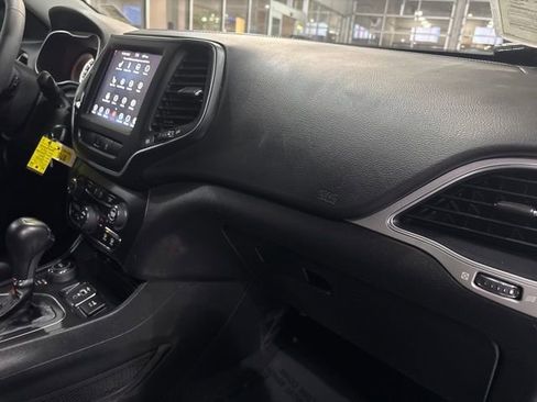 Used 2022 Jeep Cherokee Latitude w/ Sun & Sound Group image 39