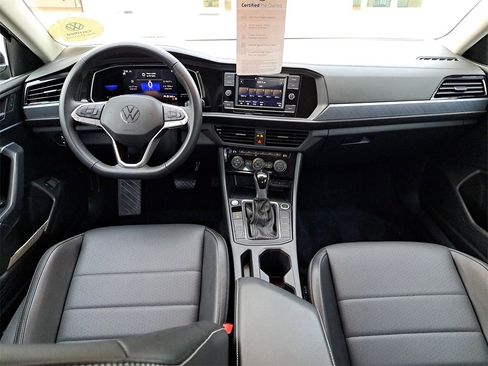 Certified 2022 Volkswagen Jetta SE image 9