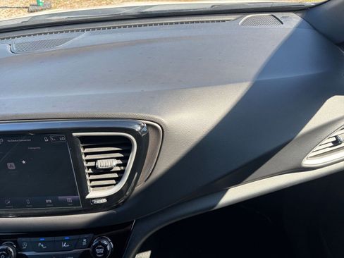 Used 2025 Chrysler Pacifica Select image 38