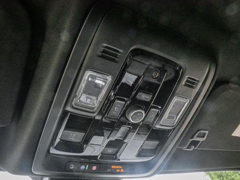Used 2026 GMC Yukon Denali w/ Sun & Power Step Package AWD/4WD image 27