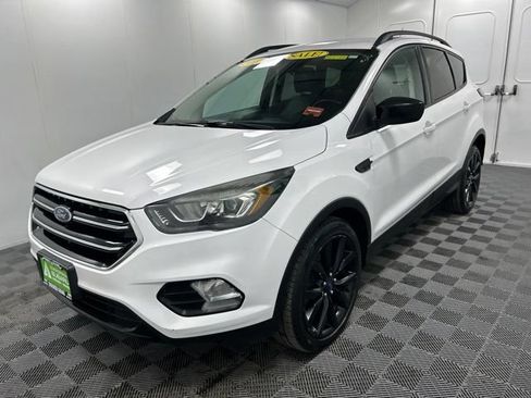 Used 2017 Ford Escape SE w/ SE Sport Appearance Package AWD/4WD image 3