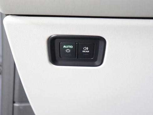 Certified 2025 Porsche Macan Electric image 34