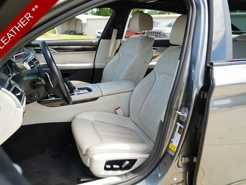 Used 2019 BMW 750i w/ Executive Package RWD image 7
