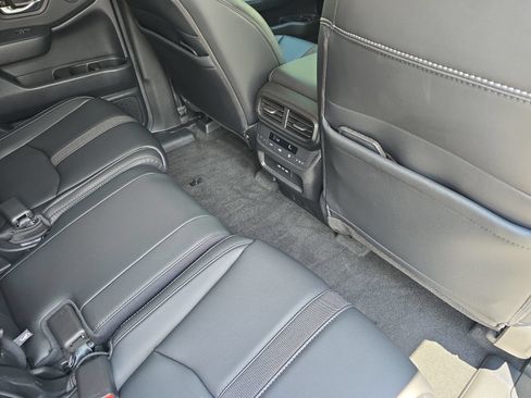 Used 2025 Honda Pilot Touring image 12